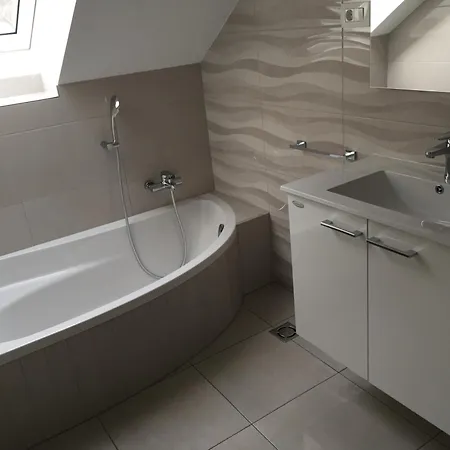 Kirhouse Apartament *